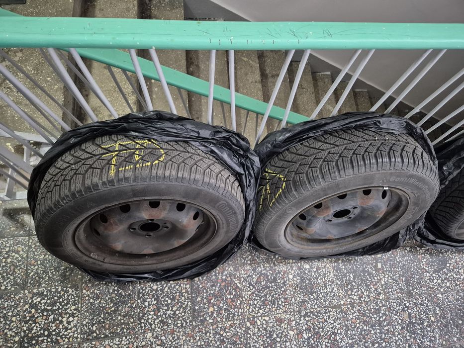 Vând set anvelope Continental 185/65 R15 (de iarnă), jante și capacele de ornament.