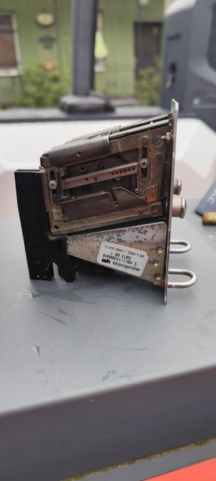 Двоен механичен монетник