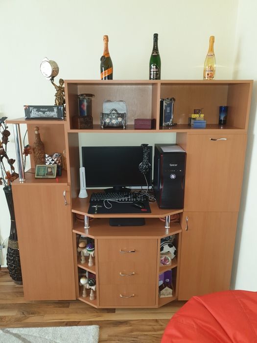 Mobila living cu usi și polițe