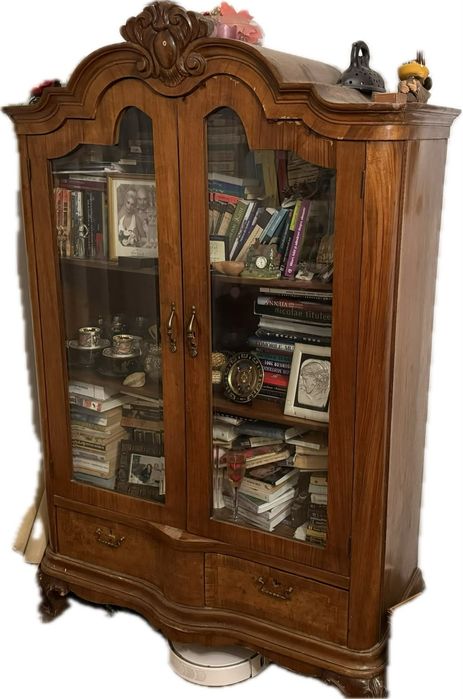 Vitrina neobaroc antica.