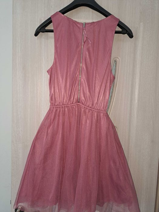 Къса розова рокля