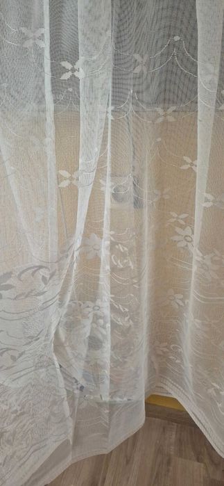 Продавам бяло тънко перде ушито.