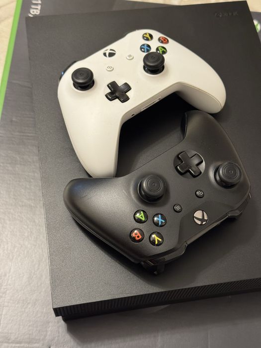 Xbox One X 1TB | 2 controllers