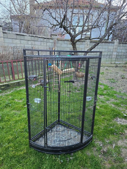 Клетка за птици или Папагали.