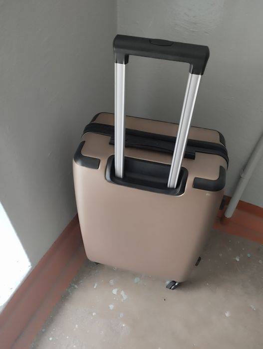 Чемодан среднего размера.