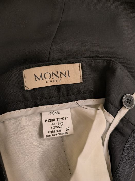 Продавам черен  костюм MONNI