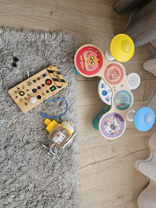HAPE Сензорни барабани , детски барабани , дървени играчки , играчки монтесори , Бизи Кубче , Електрическо табло с активности , Fisher Price Конюшня