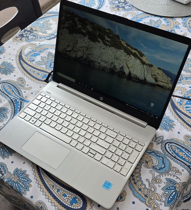 Лаптоп hp , в много добро състояние  , много малко ползван