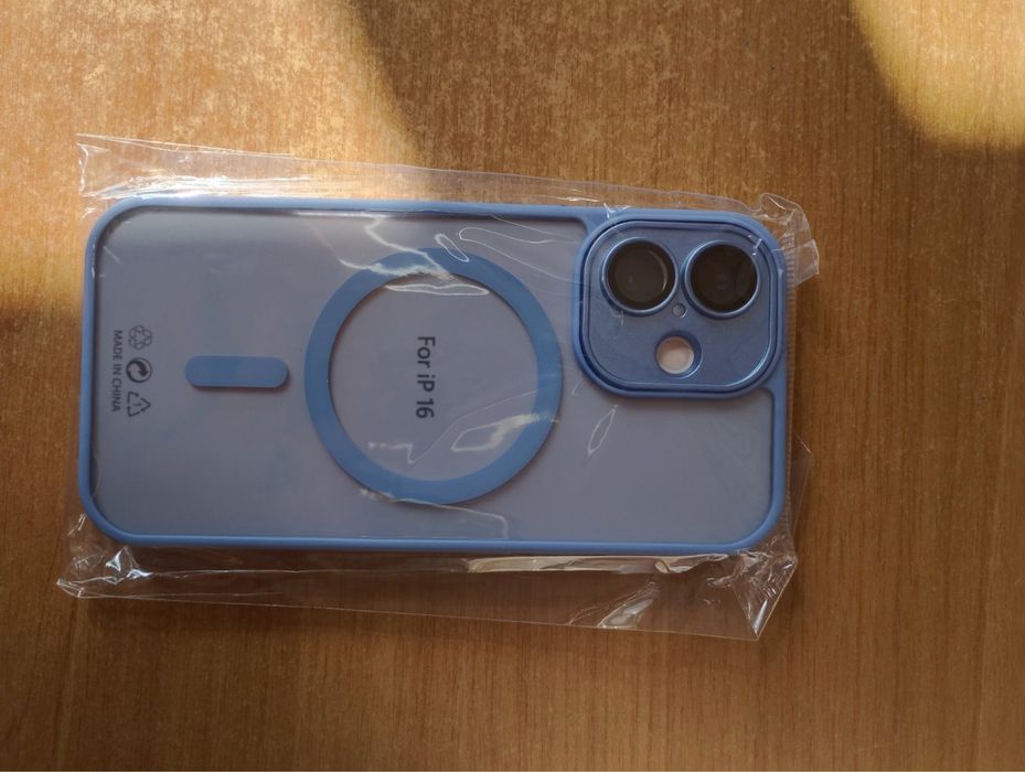 Iphone 16 батерия 94% с 5 кейса и адаптер+кабел Apple