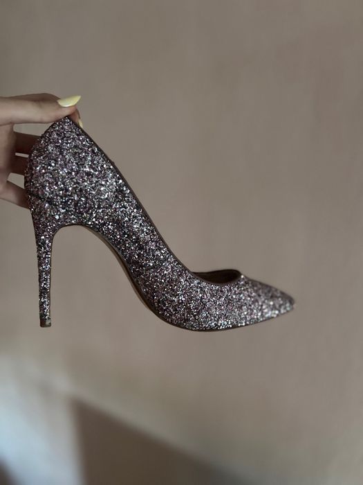 Елегантни обувки на ток