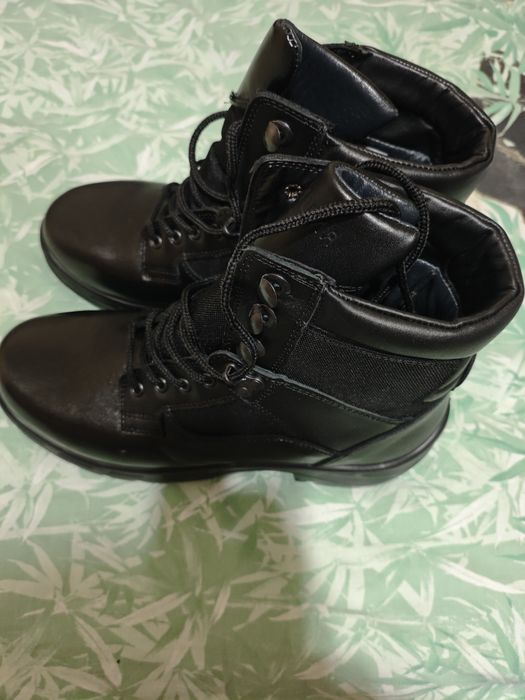 Чисто нови черни боти
