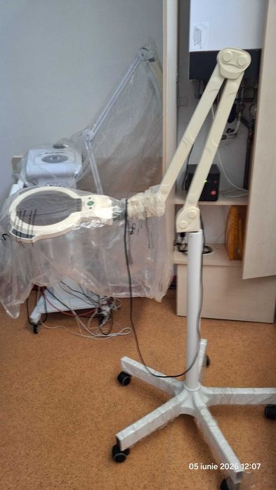 LAMPA CU LUPA suport mobil pe roti (pentru cosmetica)