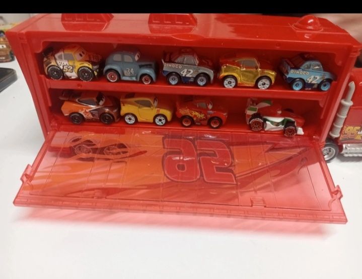 Camion Mack cu mini mașinuțe Cars