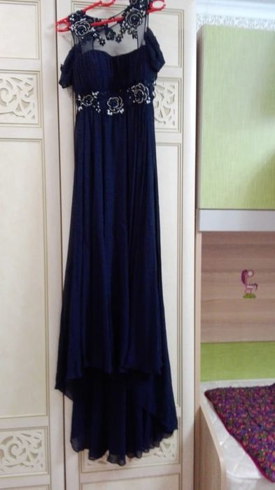 Красивое вечернее платье со шлейфом