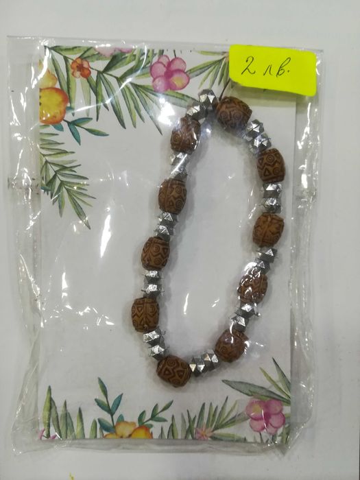 Гривни и обеци и колиета