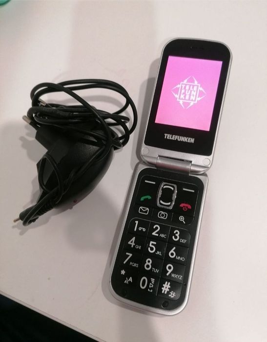 Telefon cu clapeta cu display destul de generos