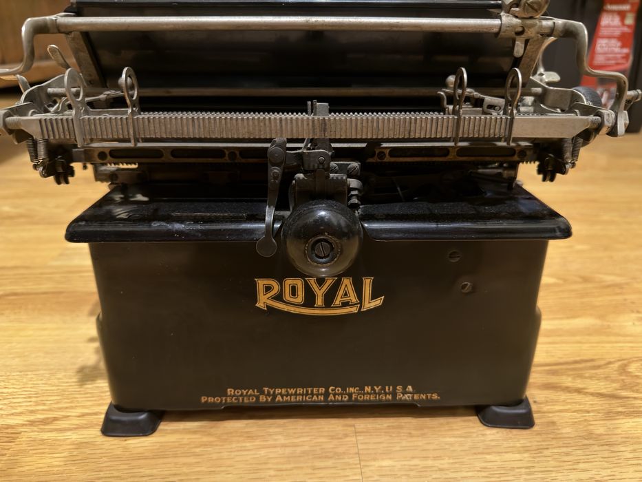 Mașină de scris antică Royal 10 (anii 1920) – Model de birou cu geamuri laterale, piesă rară de colecție