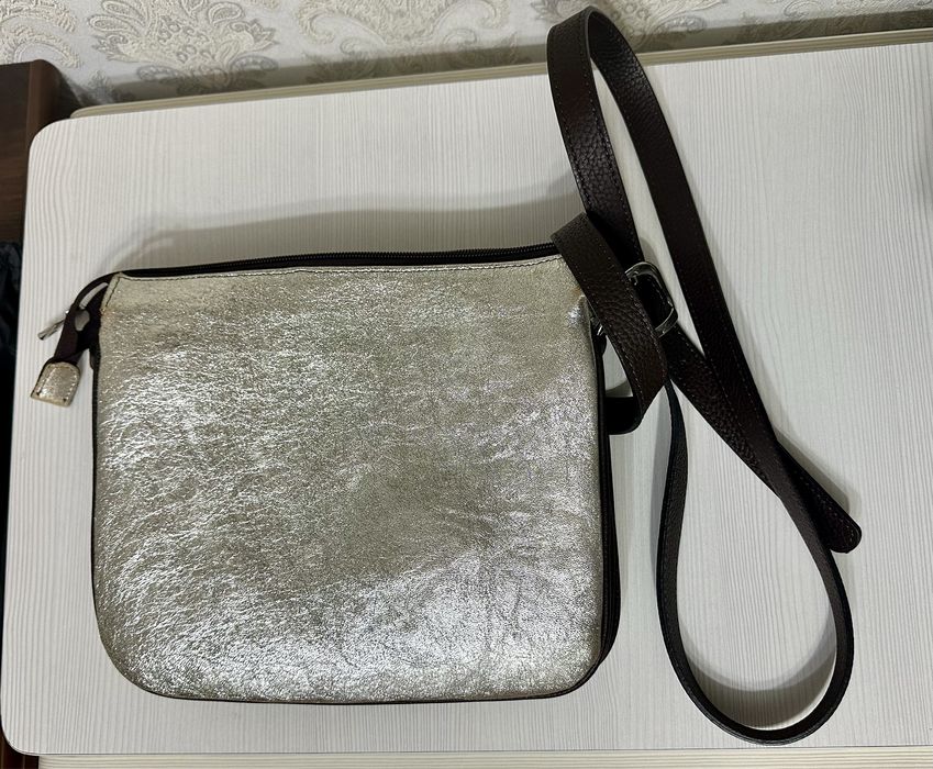Серебристая сумочка из натуральной кожи