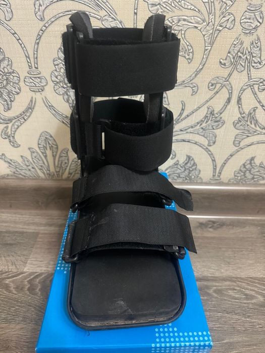 Ортез (гипс) для голеностопа и стопы