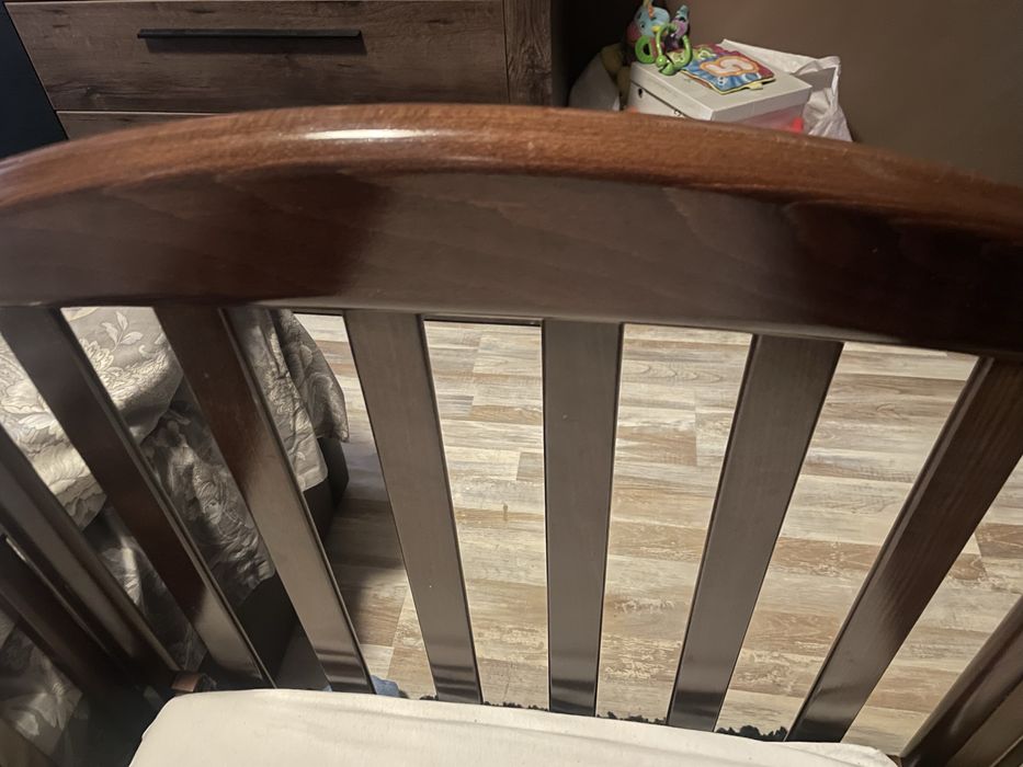 Дървена кошара с матрак и чаршафи