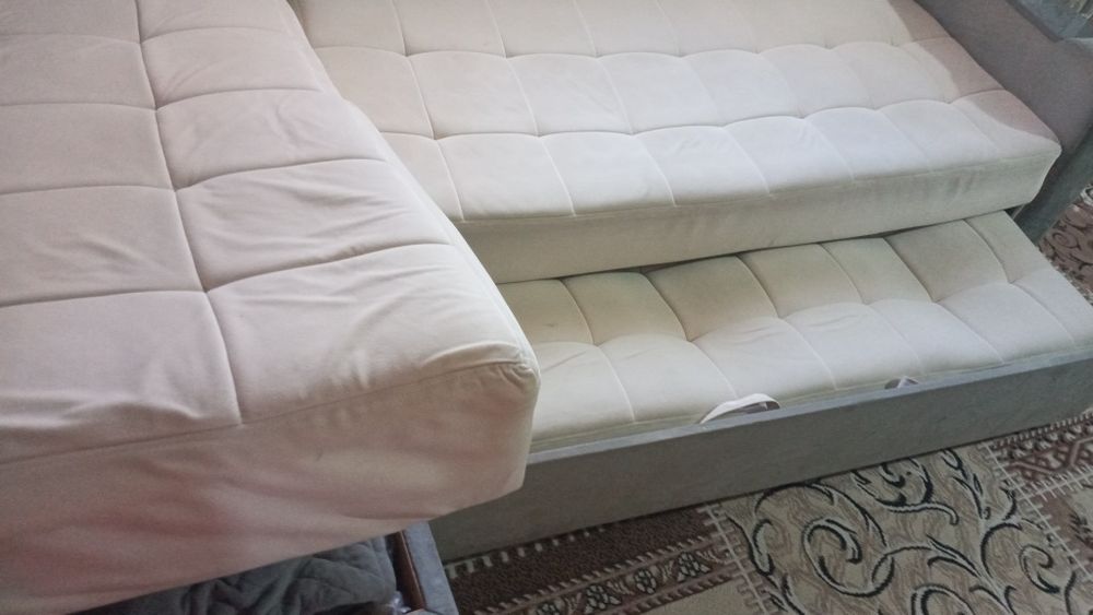 Продам угловой диван. Есть дефект.