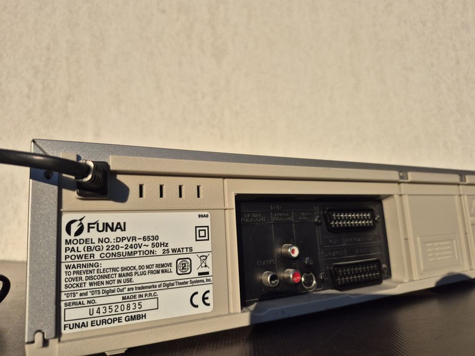 Vând video recorder & DVD Player marca Funai model DVPR-6530