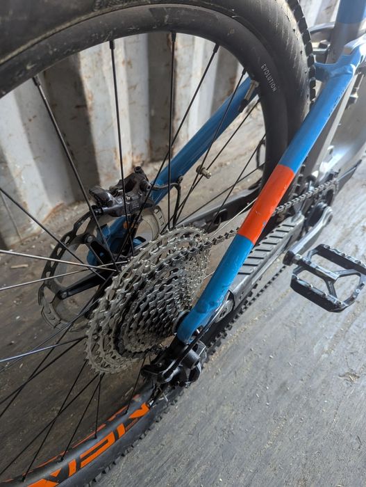 Cube stereo action team