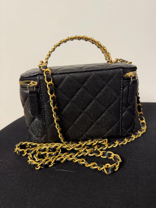 Geantă piele naturală  Chanel, model Vanity, neagră, stare excelentă