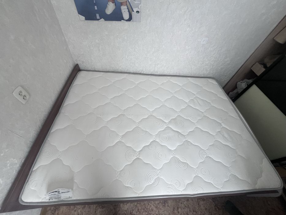 Продам кровать с матрасом  срочно