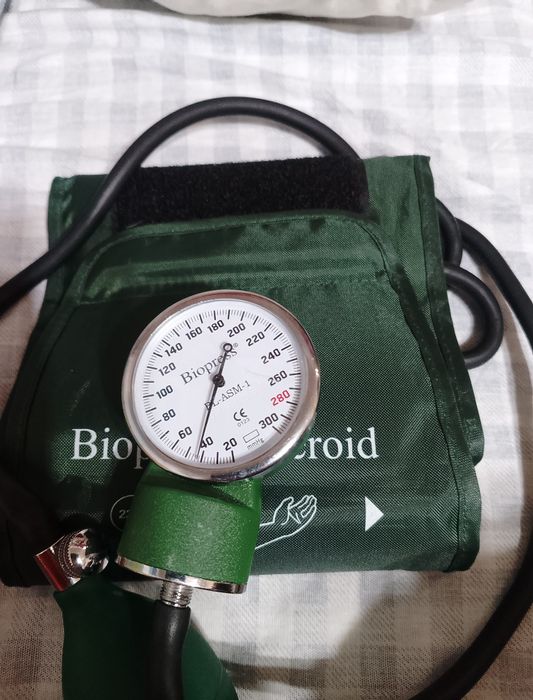 Тонометр рабочим состаяние.