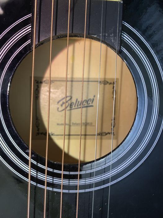 Gitara  sotiladi 1111 ming sumkasi bilan yangi umuman ishlatilmagan