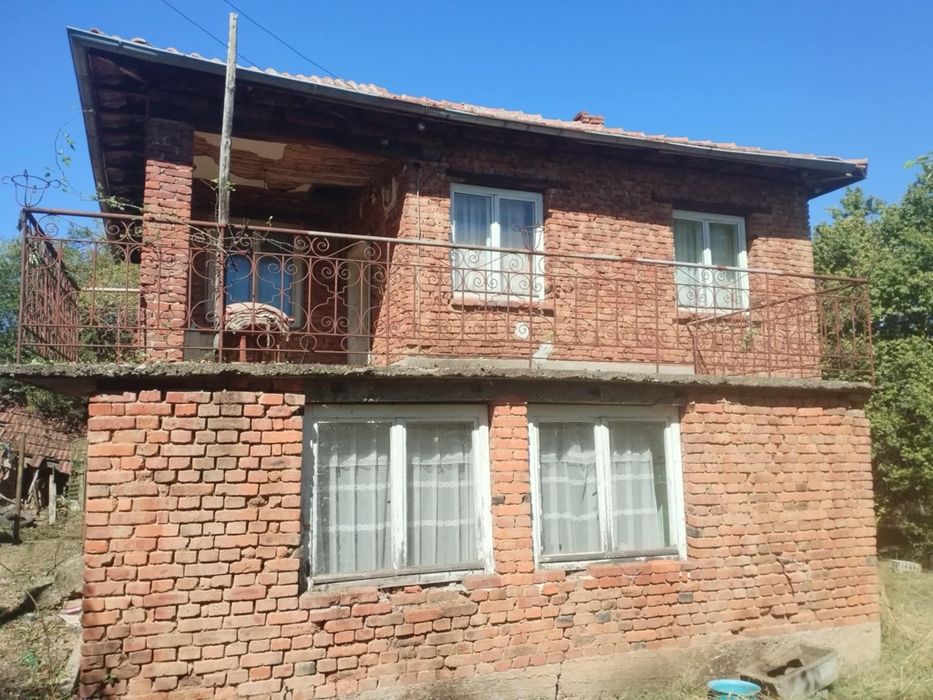 Къща с голям двор