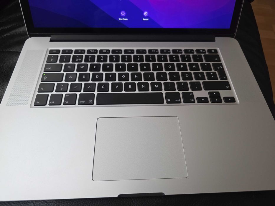 MacBook Pro с Retina дисплей 15-инчов