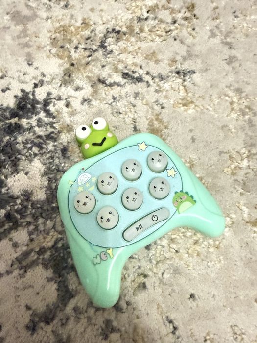 Джойстик попит с лягушкой на голове