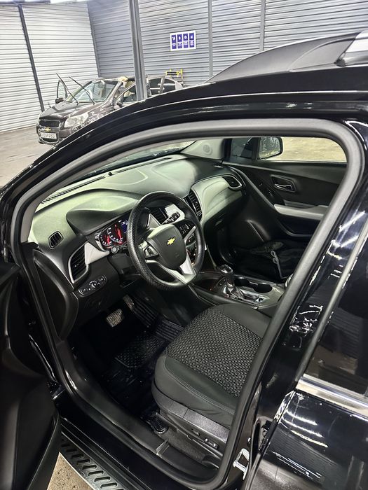 Tracker 1 Premier Sotiladi Xolati Ideal 11600$ kraskasi TOZA