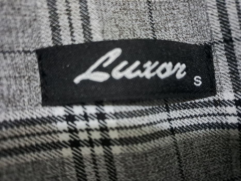 серый костюм в клечатку