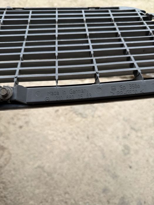 Решетка за Мерцедес W210