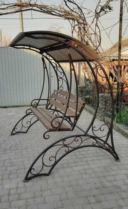 Металлические качели садовые