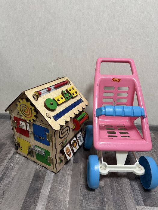 Деревяный домик и коляска