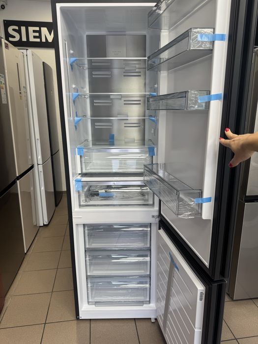 Черен, огледален хладилник AEG