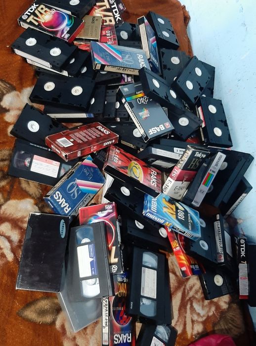 Vând casete video filme vechi traduse  100 de bucăți