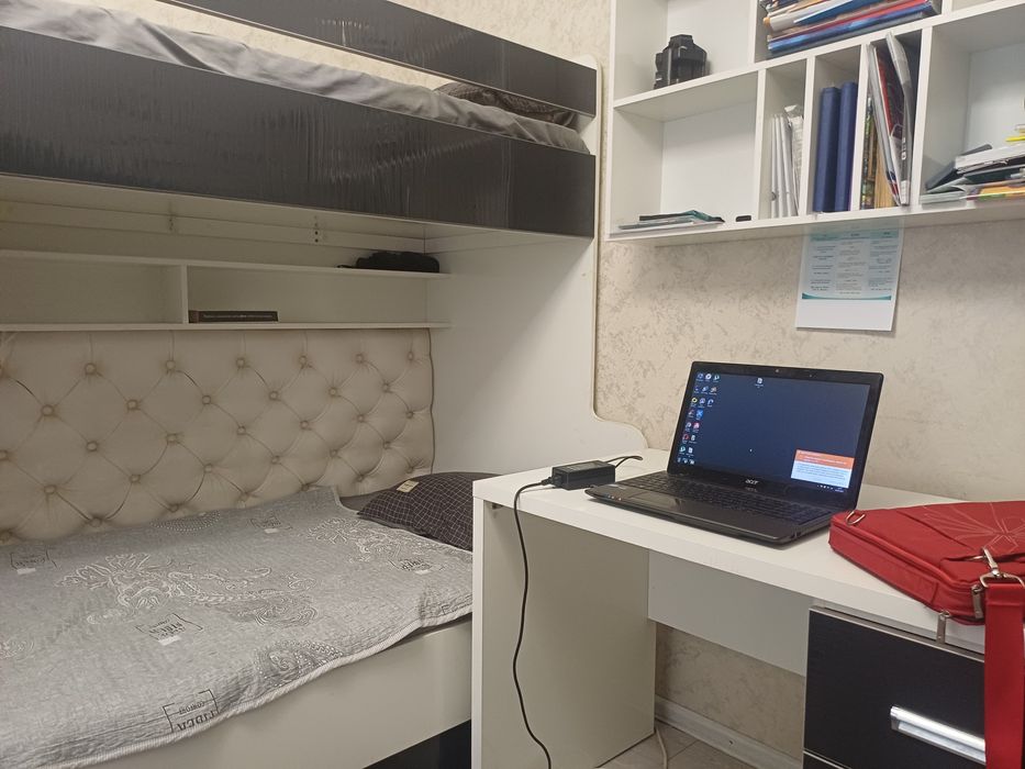 Продаю, комплект: 2 этажную кровать, письменный стол с полками.