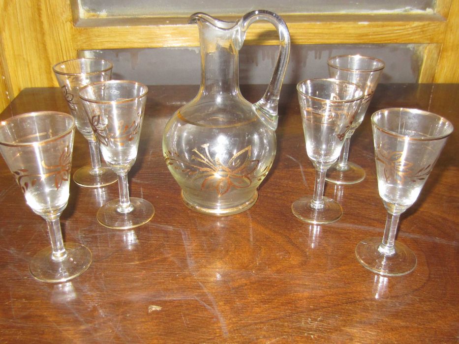 Стъклени сервиз и чаши със златен кант