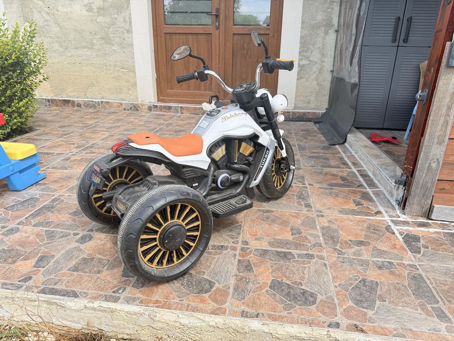 Акумулаторен мотор 12v Super Moto Turbo бял.