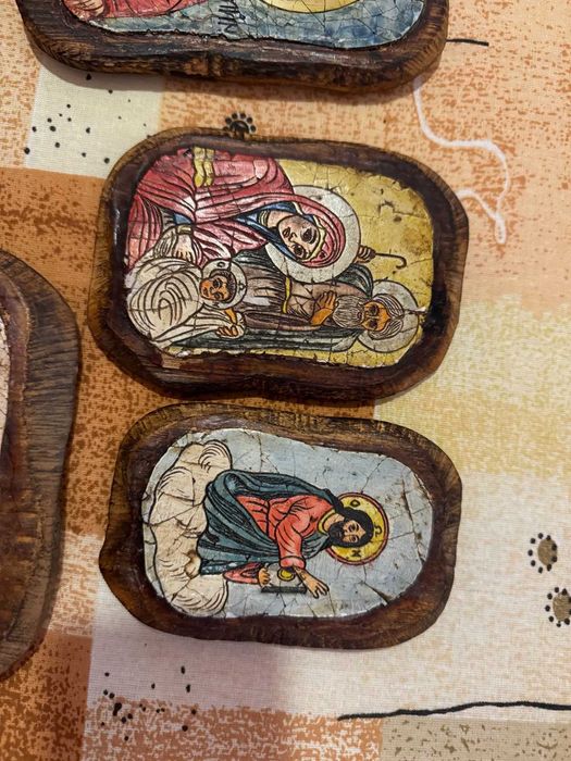 Икони ръчно рисувани върху дърво