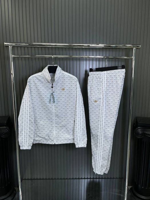 Trening Adidas, calitate premium, toate mărimile disponibile