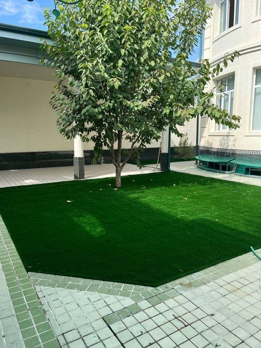 Suniy gazon va zabor