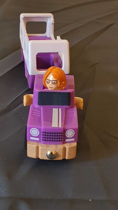 Set de la Brio masina cu remorca si figurina
