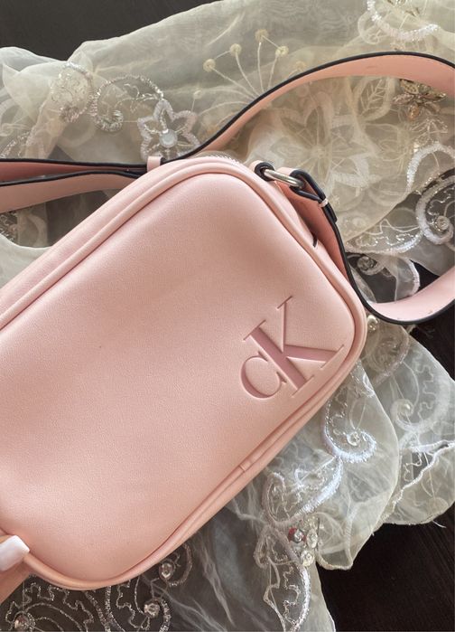 Дамска розова чанта Calvin Klein.