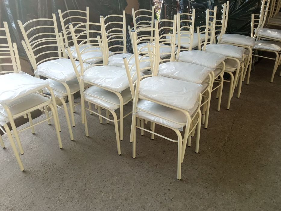 Кухонный стол с четырьмя стульями 870.000